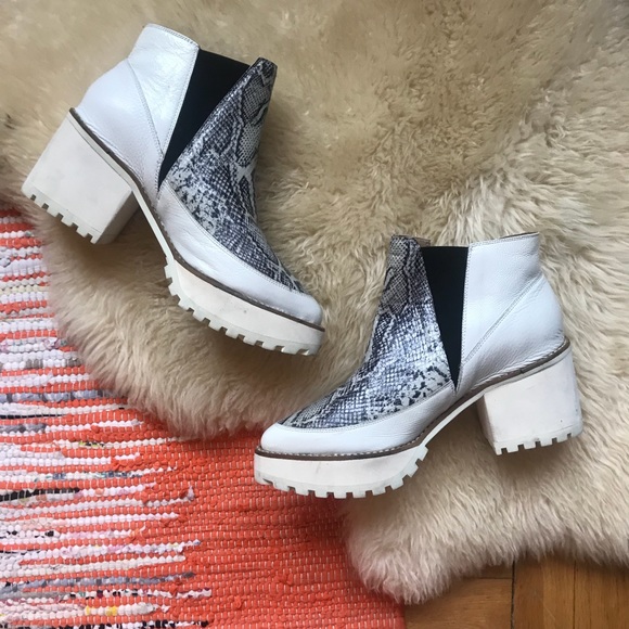 MAMUT Shoes - Mamut white snakeskin bootie
